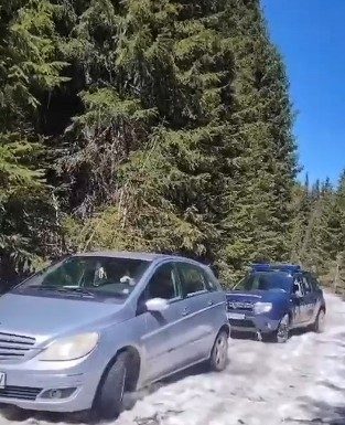 Alba: Trei femei, rămase blocate cu un autoturism în zona montană Poiana Muierii, ajutate de jandarmii montani – VIDEO