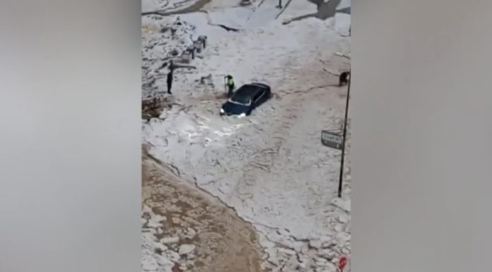 Furtuni extreme în Turcia: străzi acoperite de grindină ca după o ninsoare, intervenții cu excavatoare