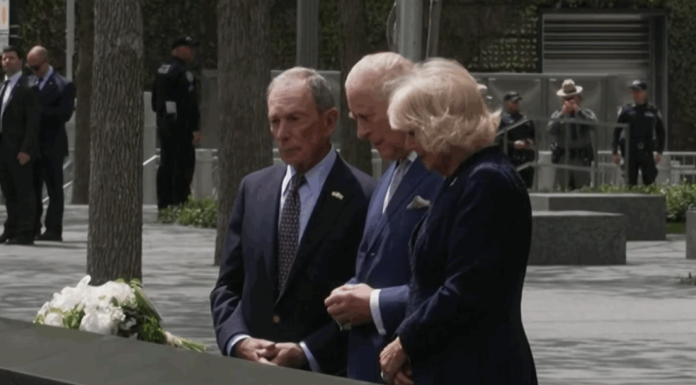 Regele Charles și regina Camilla au adus un omagiu victimelor atentatului din 11 septembrie. Ce mesaj a lăsat monarhul alături de buchetul de flori