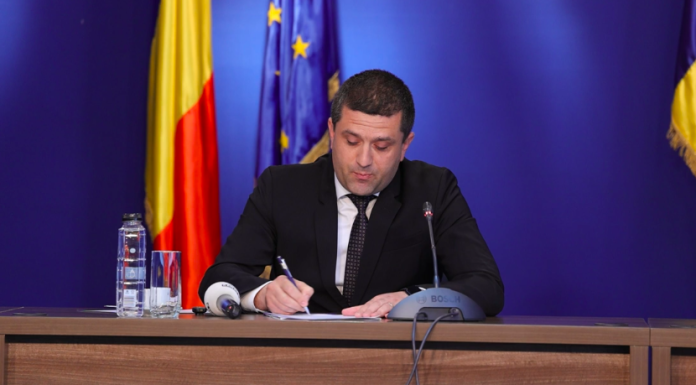 Radu Miruță, show de imagine: A semnat în conferința de presă anularea scumpirii biletelor de metrou