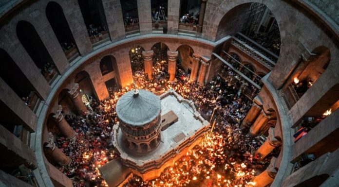 Sfânta Lumină s-a pogorât la Biserica Sfântului Mormânt din Ierusalim. Când va ajunge în România