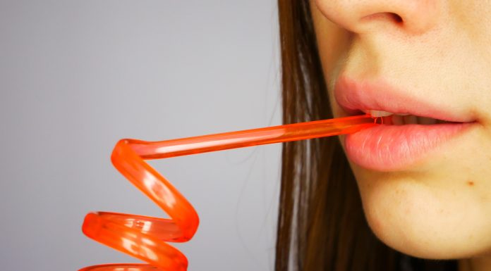 Închisoare și amendă usturătoare pentru un adolescent care a lins un pai dintr-un automat de suc și l-a pus înapoi