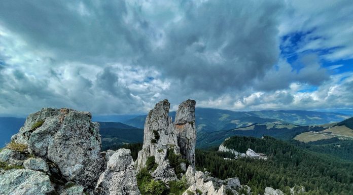 Rezervația Pietrele Doamnei, forme stâncoase unice și priveliști care taie respirația