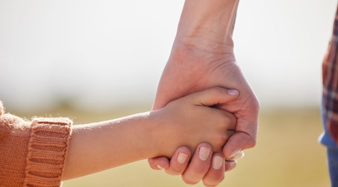 Ce a pățit o mamă care a inventat un cancer la copilul ei ca să-și finanțeze luxul din donații. L-a ras în cap și îl umilea