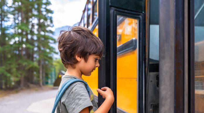 Mai mulți copii au oprit un autobuz școlar și au salvat viața șoferului care leșinase la volan, pe autostradă