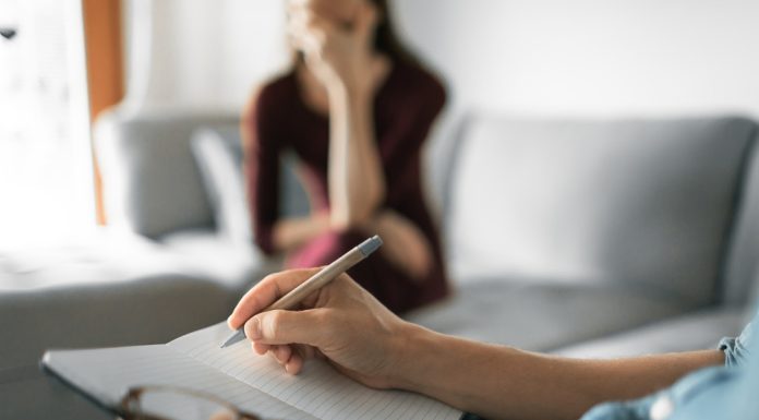 Lege promulgată: Consiliere psihologică gratuită pentru părinții copiilor cu autism și sindrom Down