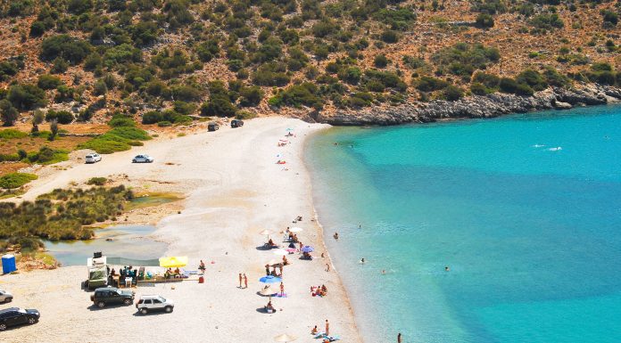 Grecia a extins numărul plajelor pe care este interzisă închirierea de şezlonguri şi umbrele