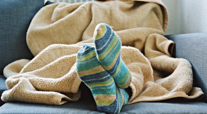 Ce înseamnă dacă ai picioarele mereu reci. Explicația medicilor