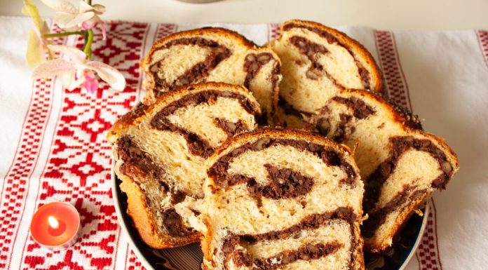 Câte calorii are o felie de cozonac. Greșelile pe care le facem când mâncăm de Paște