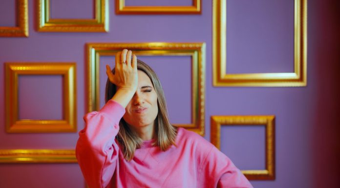 Motivul pentru care ne amintim fiecare vers din cântecele tinereții, dar uităm de ce am intrat într-o cameră