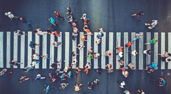 Sondaj IRSOP. Românii așteaptă o creștere a costului vieții. Ce spun despre venit, consum, siguranța locului de muncă și viitor