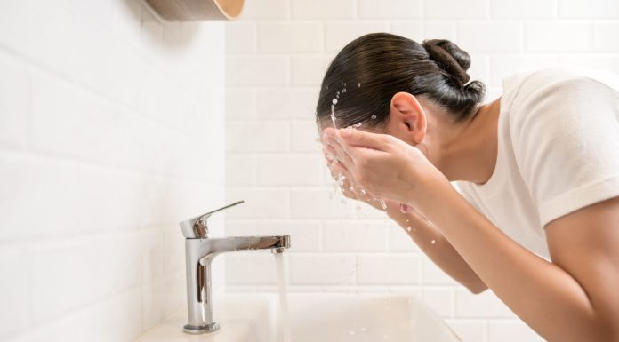 De ce nu este recomandat să te speli pe față cu apă foarte rece. Dermatologii dezvăluie care sunt riscurile