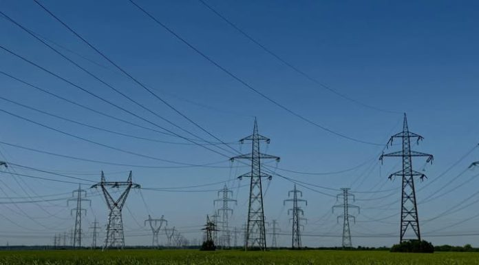 Ce s-a întâmplat la dezbaterea organizată de ANRE pentru schimbarea regulamentului de racordare la rețeaua electrică? Cele opt măsuri ale operatorului de sistem și transport