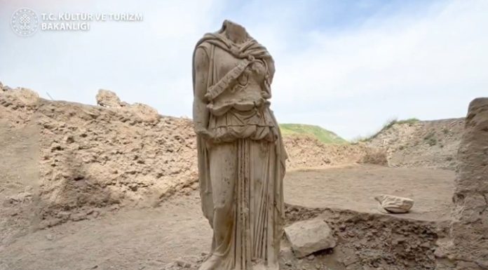 Descoperire epocală în Turcia. Statuie de marmură de 2 metri a zeiței Atena, descoperită de arheologi printre dărâmături