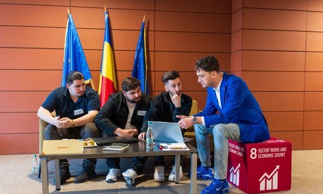 Idee inedită a studenţilor la Facultatea de Jurnalism şi Ştiinţele Comunicării: reciclarea aparatelor vechi, promovată pe baza superstiţiilor