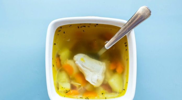 Ce sunt, de fapt, cuburile-concentrat pentru supă și de ce mulți experți spun că sunt nesănătoase