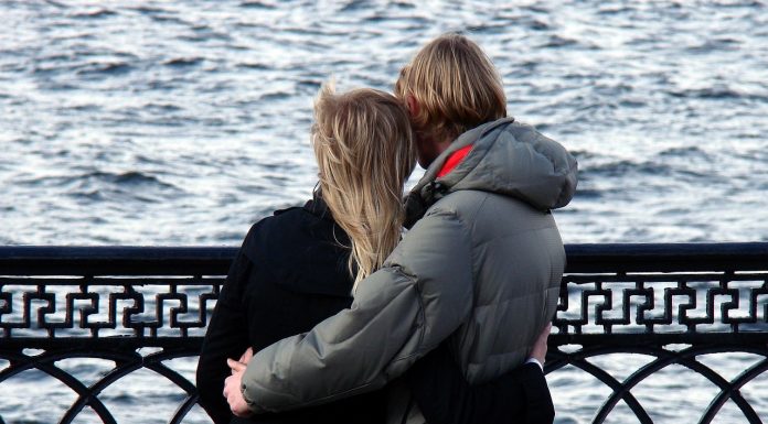 Tot mai mulți tineri americani își ajustează viața sentimentală din motive financiare