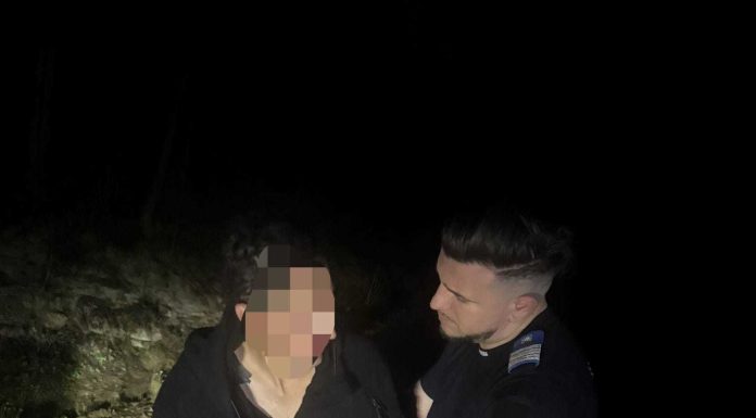 Tânăr, salvat de jandarmii din Bistriţa-Năsăud după ce a fost urmărit de un urs/ El şi-a abandonat treptat din lucruri, inclusiv motocicleta – FOTO, VIDEO