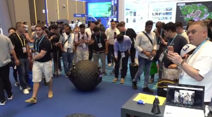 Inteligența artificială domină Târgul Canton, cea mai mare expoziție comercială din China. Vizitatorii, fascinați de roboți