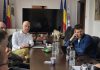 FOTO Schimbări la terase în București: Funcționare doar în timpul sezonului sau pe tot parcursul anului. Discuții la Primăria Capitalei cu o pisică pe masă