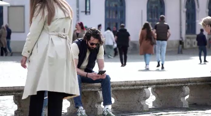 Generația Z trăiește totul pe repede înainte. Ce este fenomenul global numit „speed listening”