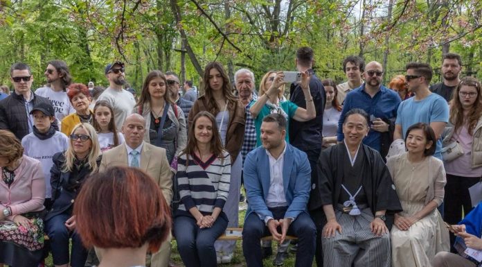 Oana Ţoiu, la ceai cu Ciprian Ciucu, în Parcul Herăstrău. A fost pregătit din pudră de matcha