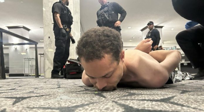 Cine este bărbatul care a deschis focul la cina corespondenților de la Casa Alb