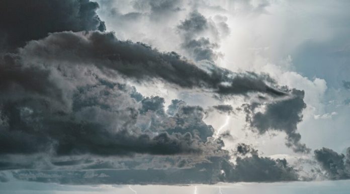 Lumea devine tot mai luminoasă noaptea, dar unele locuri se cufundă în întuneric. Ce au observat cercetătorii în Europa