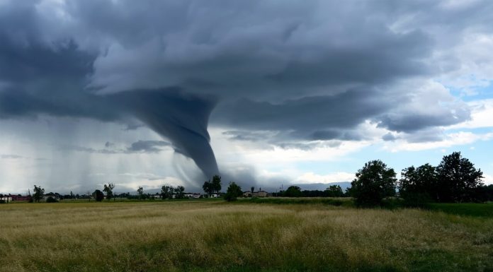 Tornadă atipică în județul Mureș. Avertizarea transmisă de meteorologi: „Ne apropiem de sezonul furtunilor de vară”