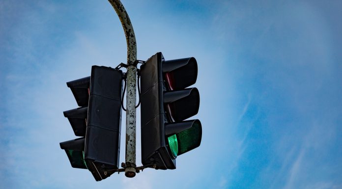Semafoare inteligente în România: se fac roșu automat pentru șoferii care depășesc viteza. Două treceri de pietoni din Brașov sunt dotate cu sisteme radar