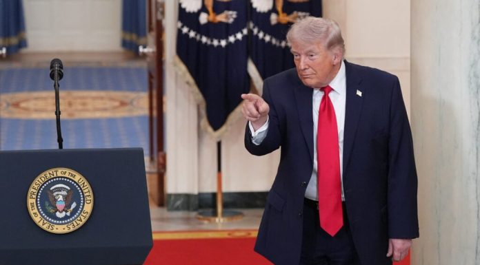 Trump a publicat o imagine în care apare cu o mitralieră și explozii pe fundal:„ Nu mai sunt domnul cel drăguț”