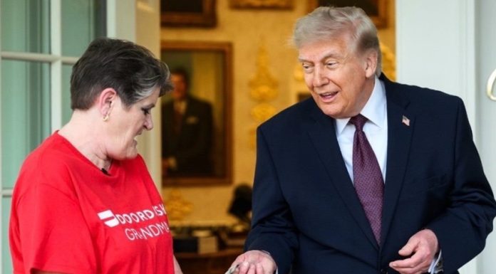 Trump îşi regizează o livrare de la McDonald’s la Casa Alba, a ”Bunicii DoorDash”, o livratoare celebră, pentru a-şi prezenta o propunere de desfiinţare a impozitelor impuse bacşişurilor în ”One Big, Beautiful Bill”