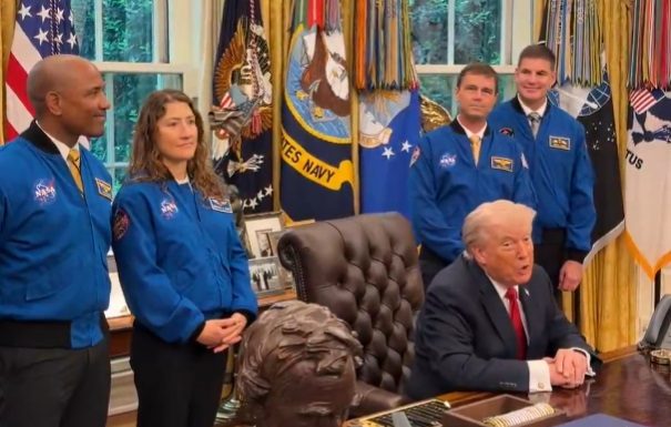 Trump primește la Casa Albă echipajul misiunii Artemis II și se laudă: „Aș fi reușit și eu”
