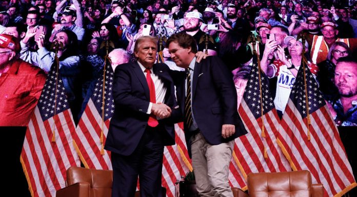 Tucker Carlson își cere scuze pentru că ”a indus lumea în eroare” în legătură cu Donald Trump: ”O să mă chinuie treaba asta”