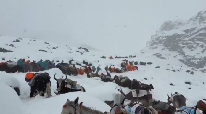 Blocaj pe Everest: un uriaș de gheață ține sute de alpiniști captivi la Tabăra de Bază