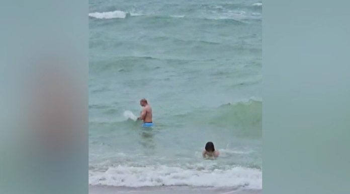 Vama Veche deschide sezonul pe ploaie și vânt. Turiștii sfidează vremea rece de 1 Mai