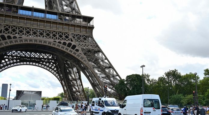 O bucată din Turnul Eiffel se scoate la vânzare. Cât ar putea să plătească colecționarii pentru acest fragment rar scos la licitație