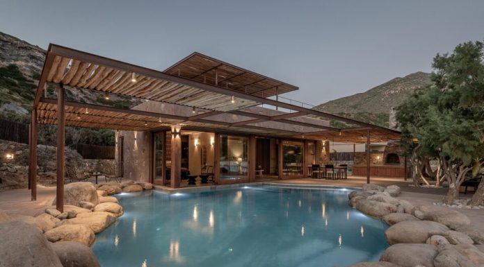 Casalux.ro – FOTO Casa de vacanță în Grecia, unde marea este extensia piscinei