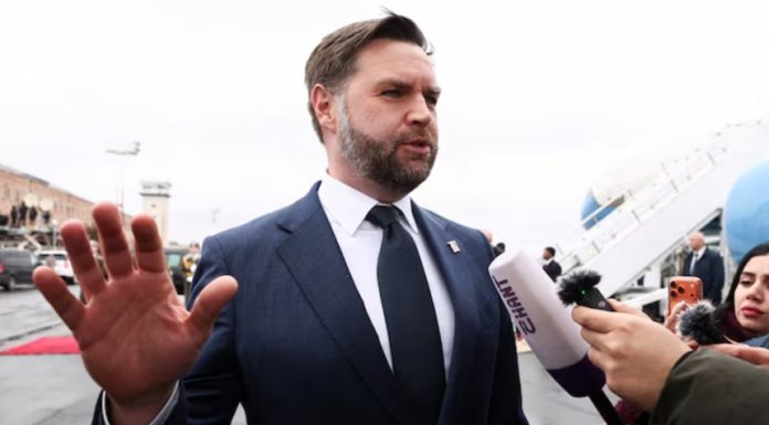 JD Vance participa la „întâlniri suplimentare” la Washington, deşi ar fi trebuit să plece în Pakistan pentru negocieri cu Iranul