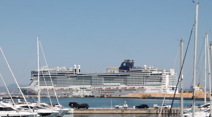 Prima navă civilă care trece prin Strâmtoarea Ormuz de la începutul războiului este un vas de croazieră