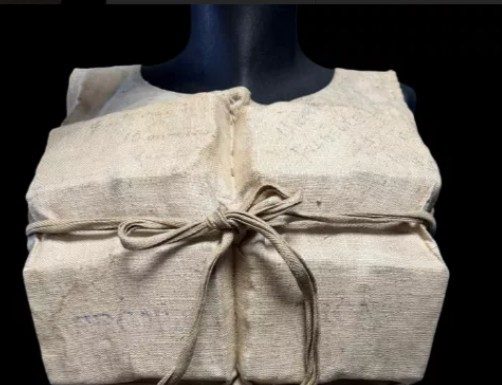 O vestă de salvare aparţinând unui supravieţuitor de pe Titanic este scoasă la vânzare la o licitaţie fără precedent – FOTO