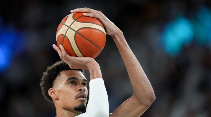 Victor Wembanyama, starul echipei San Antonio, suferă o comoție cerebrală în timpul meciului al doilea cu Portland din play-off-ul NBA