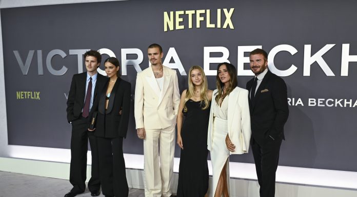 Victoria Beckham împlinește 52 de ani. De la membră a trupei Spice Girls la celebră prezentatoare de modă. GALERIE FOTO