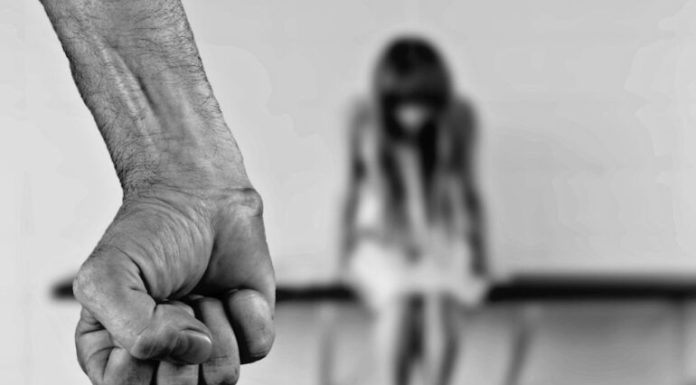 Bucureşti: Bărbat inculpat pentru tentativă de omor, după ce şi-a bătut concubina, provocându-i leziuni grave, inclusiv fracturi de coaste, şi nu i-a dat voie să ceară ajutor