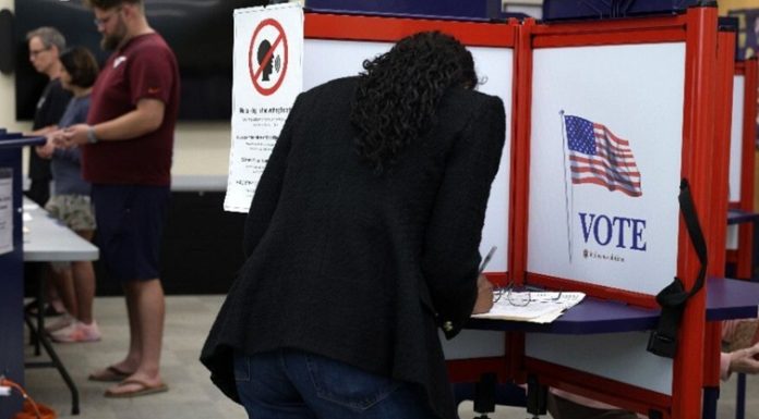 Democraţii obţin o victorie în referendumul din Virginia, care a aprobat o nouă hartă electorală în favoarea lor, o înfrângere a lui Trump