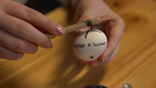 Copiii au învățat la Muzeul Satului din Baia Mare cum să încondeieze ouă de Paște prin tehnici tradiționale