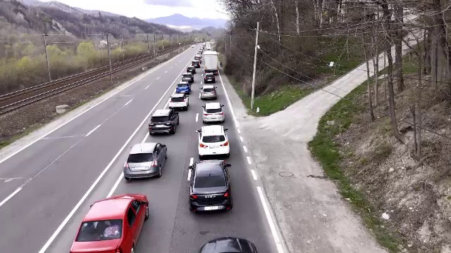 Au început blocajele pe Valea Prahovei. Românii plecați în vacanță de Paște s-au împotmolit pe DN1. „Sute de minute”