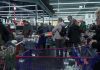 Cumpărăturile de Paște, test de răbdare. Românii stau ore în magazine în căutarea celor mai mici prețuri