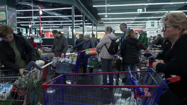 Cumpărăturile de Paște, test de răbdare. Românii stau ore în magazine în căutarea celor mai mici prețuri