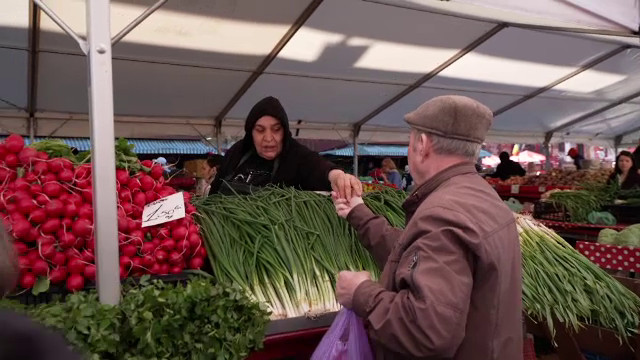 Cât costă verdețurile în piață, înainte de Paște. Sunt mai ieftine decât în supermarketuri
